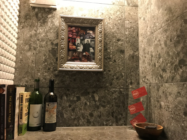 「欧米の石造りの空間を思わせる店舗トイレ」の画像1枚目