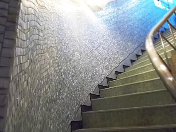 「ガラスモザイクで仕上げたゴージャスな階段」の画像1枚目
