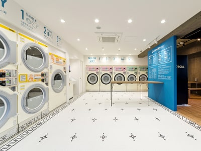 コインランドリーもタイルでおしゃれな店舗に