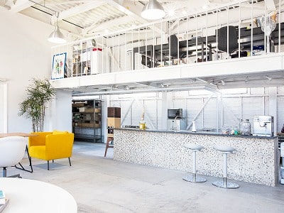 タイルで店舗のようなオフィス内カフェスペース