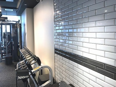 タイルで清潔感も魅力のスポーツジム店舗