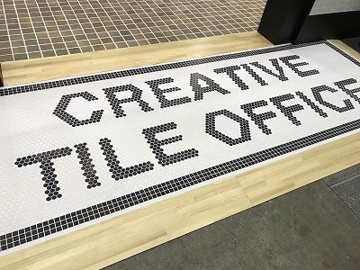 展示会ではタイルで足元からメッセージ