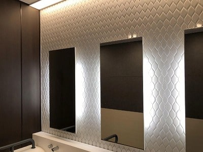 駅のトイレに「葉」を思わせるタイルで優しい印象