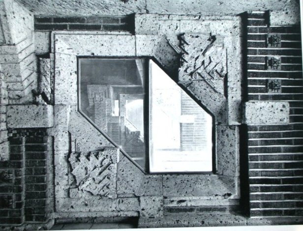 柱上部の詳細　　　　明石信道著「旧帝国ホテルの実証的研究」より　撮影　村井修