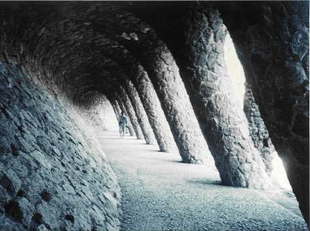 グエル公園の回廊　斜めの壁と柱による不思議な空間