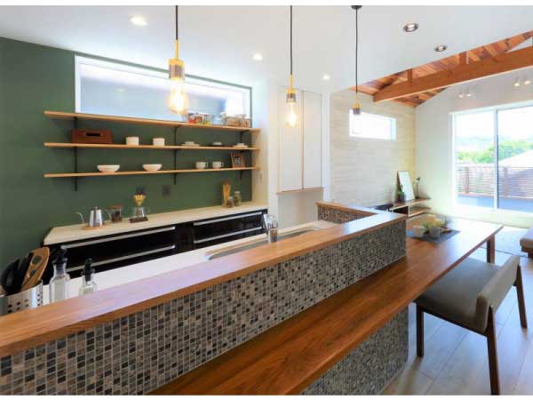 個性的なカラーリングと見事にマッチした異素材ミックスモザイク