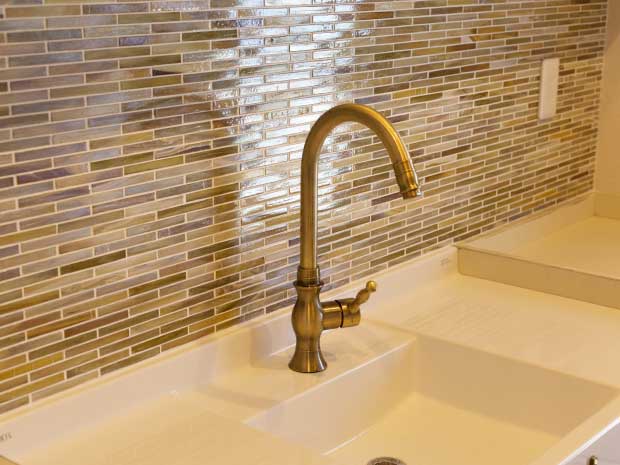 アンティークなアイテムが映えるカントリー風の洗面化粧台