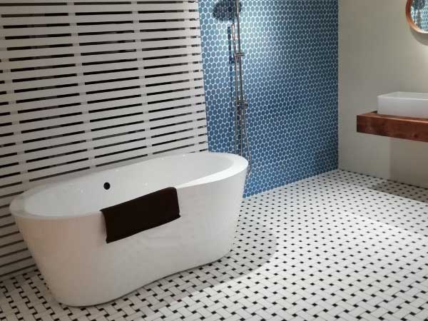 ユニークなタイルを組み合わせて欧米風のバスルームに!