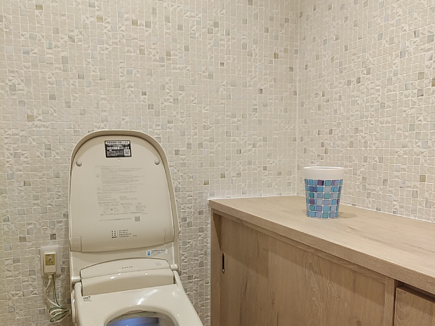 「柔らかな雰囲気で迎える店舗トイレ」の画像1枚目