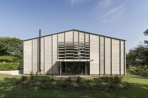 古い小屋の新しい家 Tile Park Com