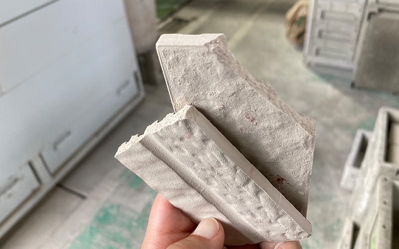 焼成前に欠けたタイル