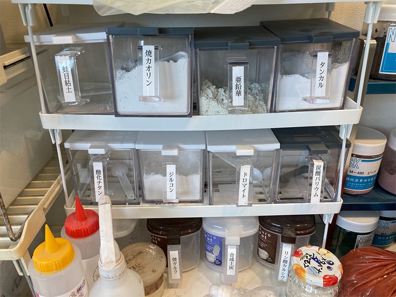 原料を小分けにした容器が並ぶ様子