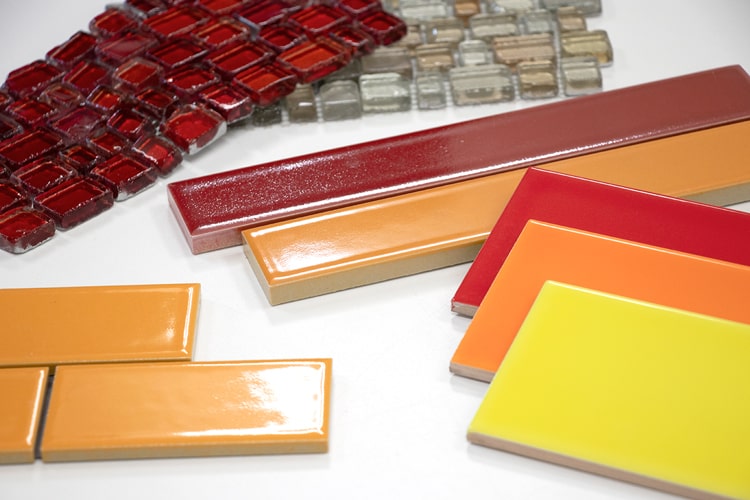 赤やオレンジ色のタイル