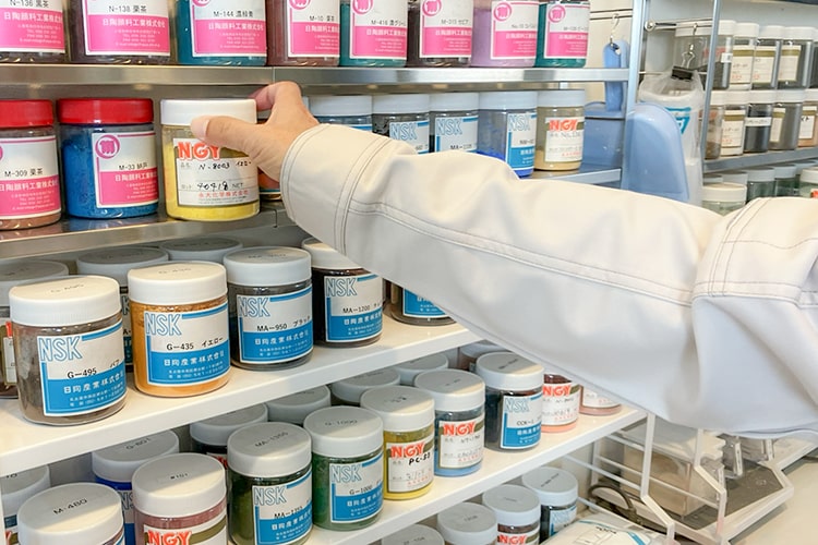 カラフルな釉薬の材料