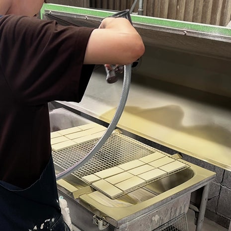 スプレーガンで施釉