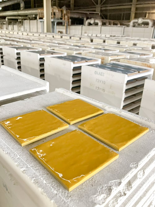 焼き上がった黄色のタイル