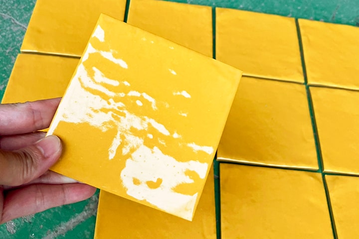 黄色タイルのアップ