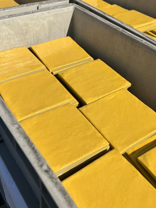 屋外で見た黄色のタイル