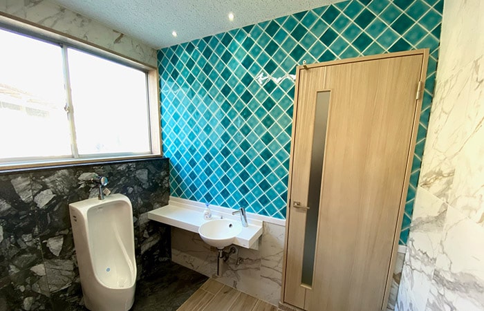 ヘリテイジ100角をトイレの壁に貼った施工例