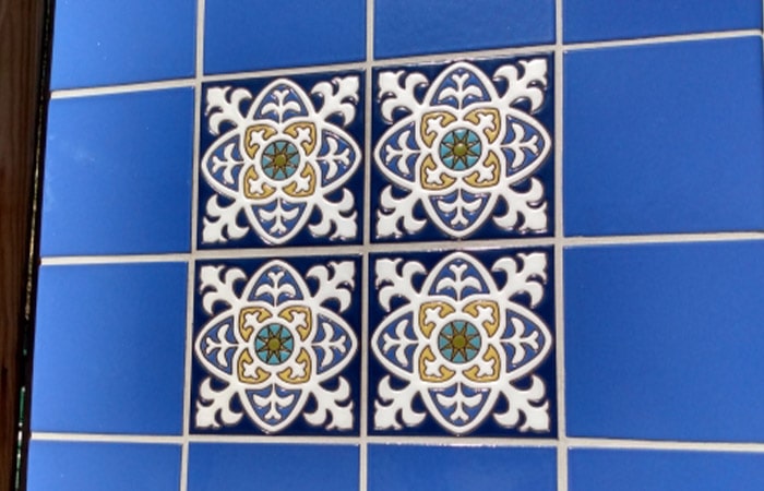 オリエンタルな柄が施された100角タイル