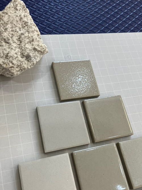 小さな穴が見える一番上の見本