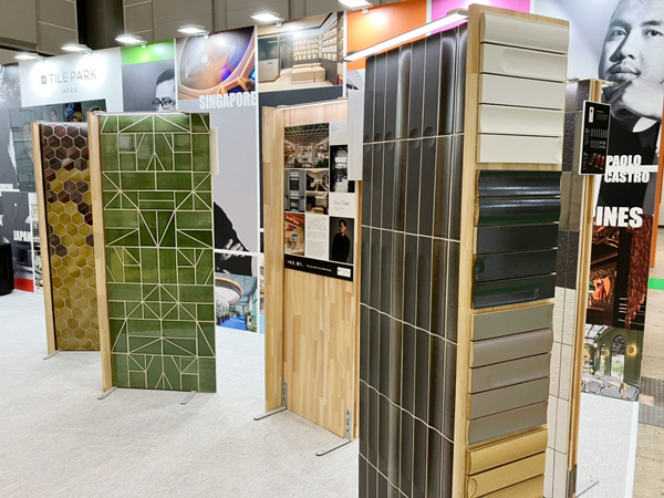 建材展会場の様子　コラボレーションタイル