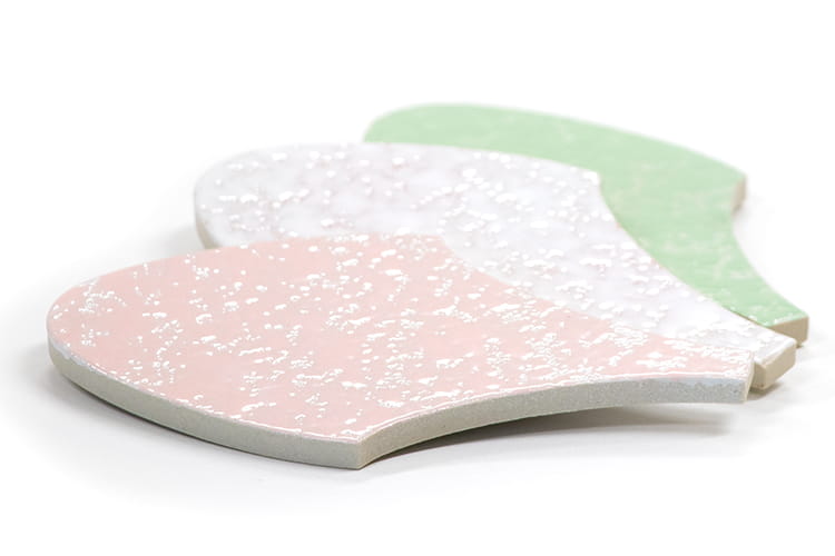 ピンク、白、グリーンのタイルアップ