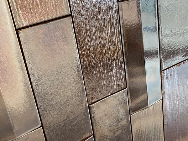 強いツヤや凹凸があるタイル