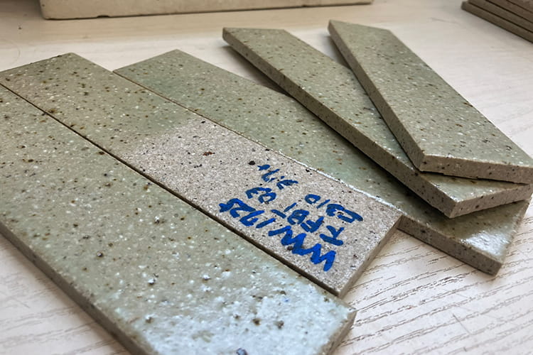 素地に砂を混ぜた試作タイル